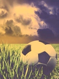 Футбольный мяч на газоне обои