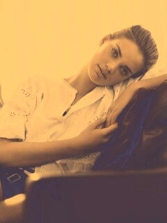 Девушка на диване обои