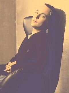 Джим Парсонс в крселе обои