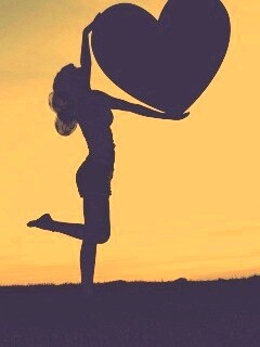 С сердцем в руках обои