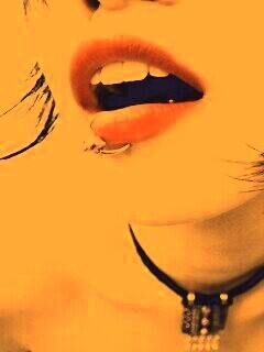 Девушка с кольцом обои