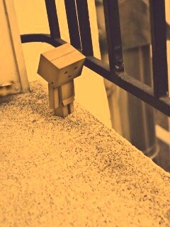 Грустный картонный человечек обои