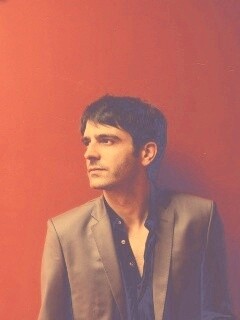 На красном фоне обои