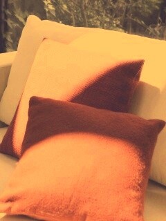 Красные подушки обои