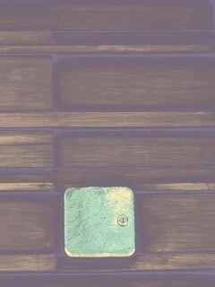 Коробка на деревянной стене обои