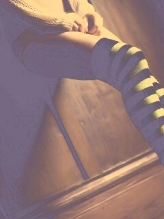 Ножки в полосатых чулках обои