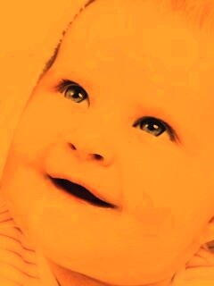 Малыш под полотенцем обои