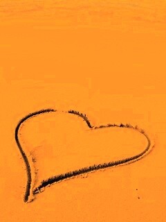 Аккуратное сердце на песке обои