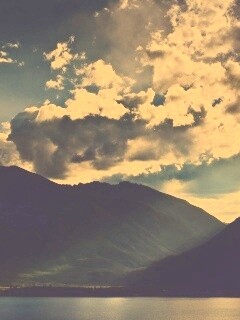 Свет на склонах гор обои