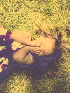 Девочка на траве обои