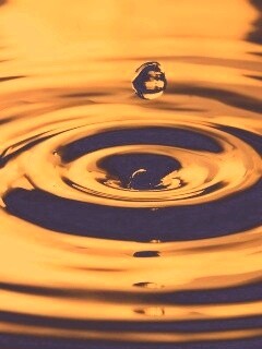 Капля падает в воду обои