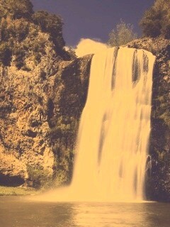 Скалистый водопад обои