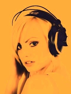 Девушка в наушниках обои