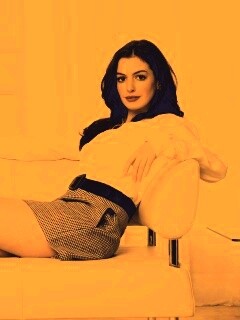 Энн Хетевей на диване обои