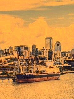 Баржа в ожидании отплытия обои