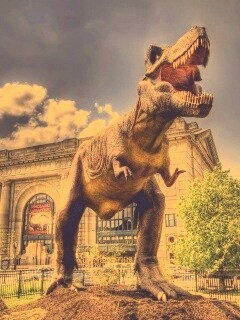 Скульптура динозавра рядом с музеем рептилий обои