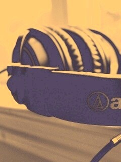 Наушники на подоконнике обои