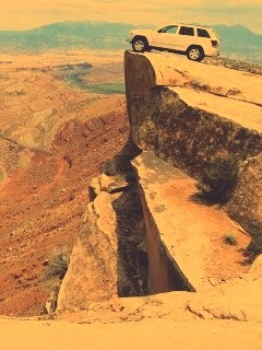 Внедорожник в горах обои