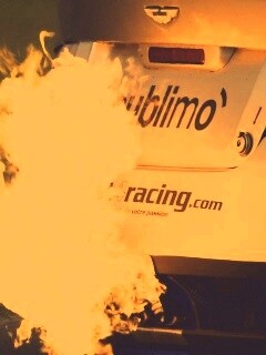 Огонь из выхлопной трубы гоночного Aston Martin обои