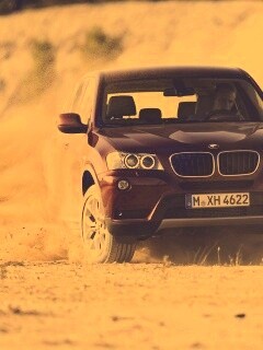 Кроссовер BMW в заносе обои