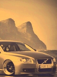 Вольво на берегу обои