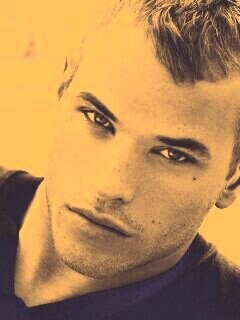 Келлан Латс обои