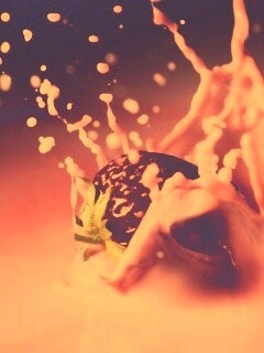 Сочная клубника с молоком обои