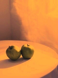 Яблоки на столе перед окном обои