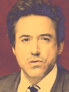 Роберт Дауни младший что-то подозревает обои