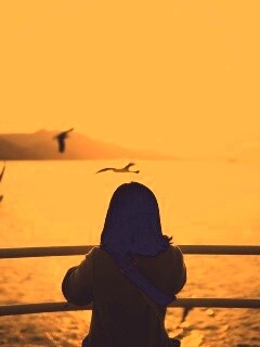 Девочка глядит на озеро обои