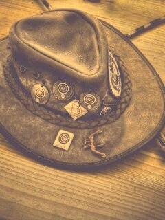 Шляпа и стрелы обои