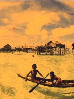 Дети в лодке у поселения туземцев обои