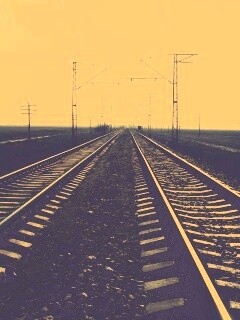 Железная дорога уходит вдаль обои