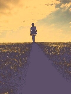 Силуэт девочки на поле обои