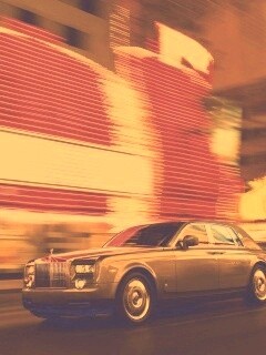 Rolls-Royce Phantom едет через город обои