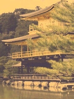 Пагода на берегу озера обои