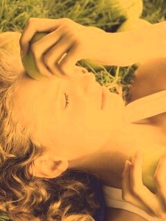 Девушка с яблоками обои