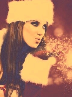 Снегурочка дует на снежинки обои