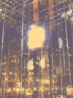 Отражение логотипа Apple в стеклянном здании обои