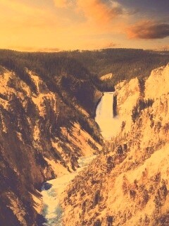 Водопад в скалистой местности обои