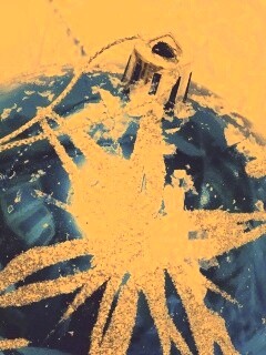 Синий елочный шар обои