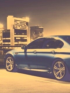 BMW F10 на городской парковке обои