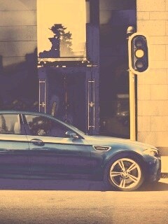 BMW F10 на светофоре обои