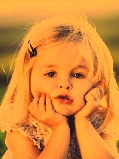 Малышка грустит обои