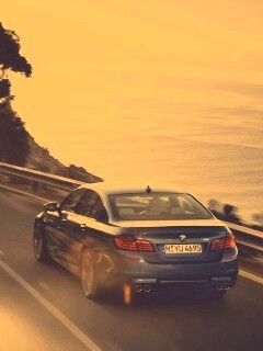 BMW F10 на горной дороге  обои