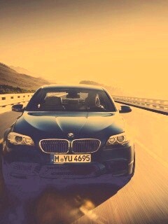 Синий БМВ на дороге обои