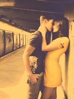 Прощание на станции метро обои