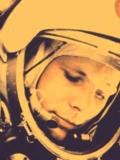 Юрий Гагарин в скафандре обои