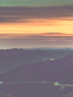 Дорога спускается с гор в долину обои