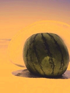 Арбуз в летней шляпке на пляже обои